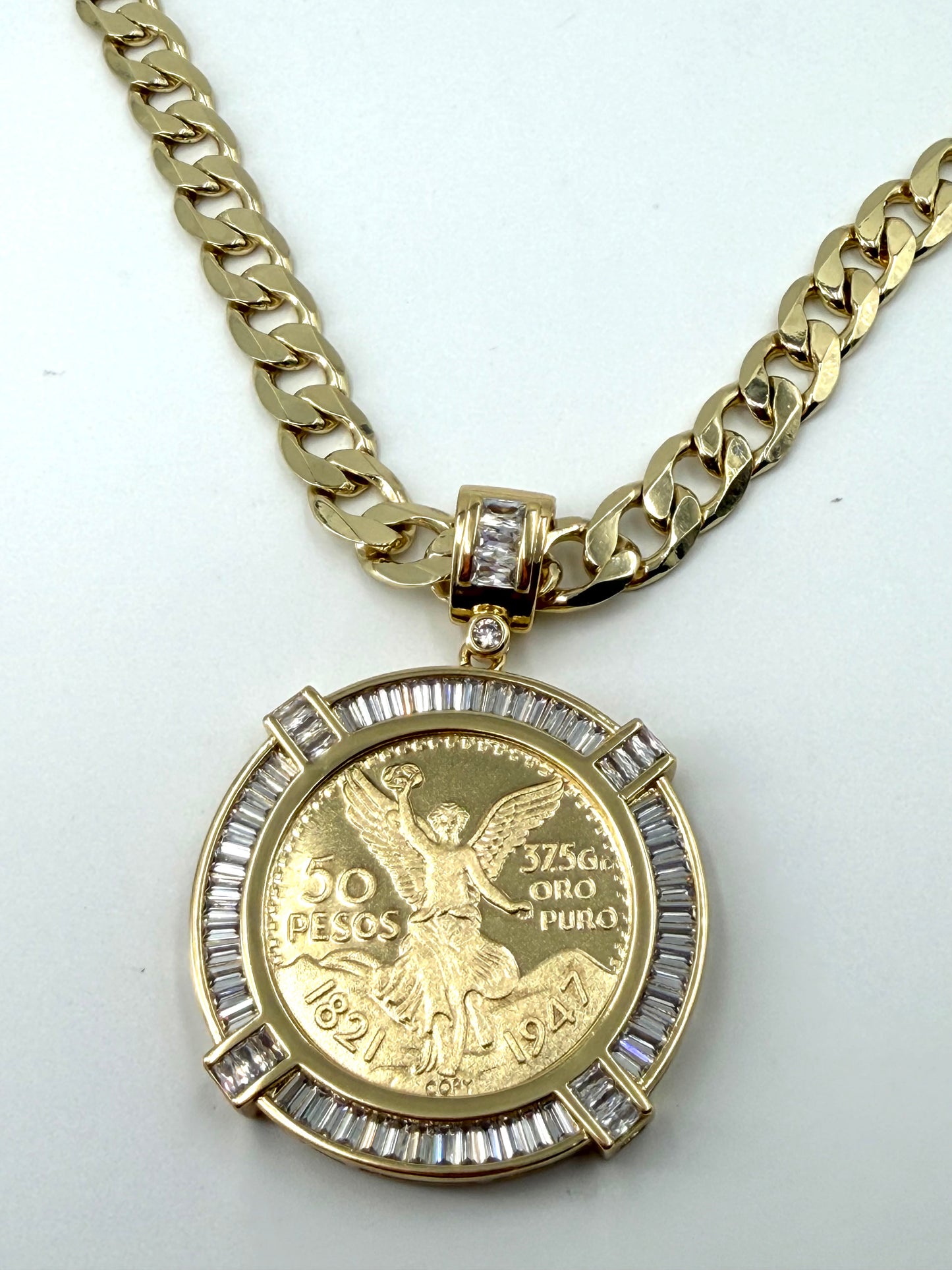 Cadena con dije de centenario oro laminado