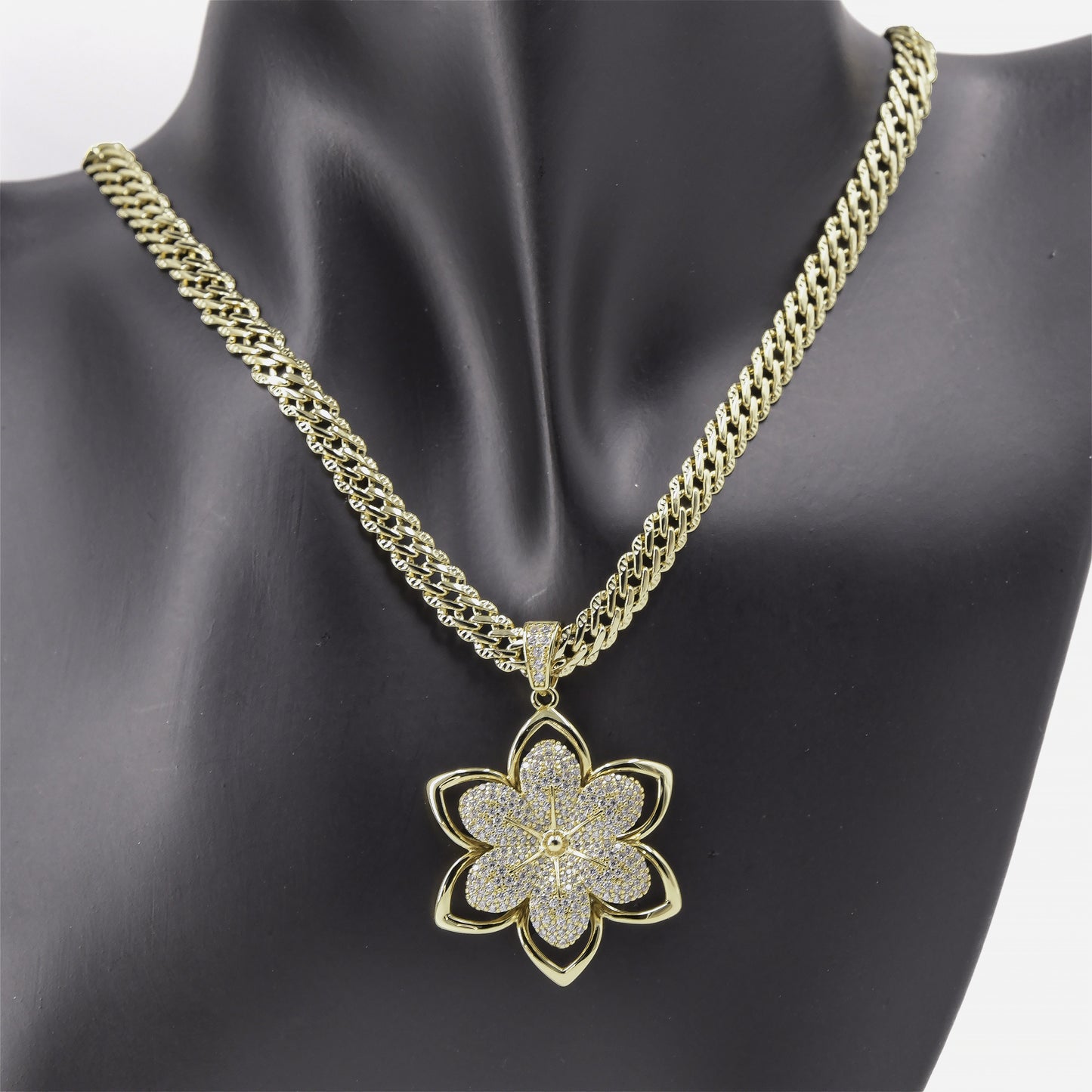 Cadena con dije oro laminado