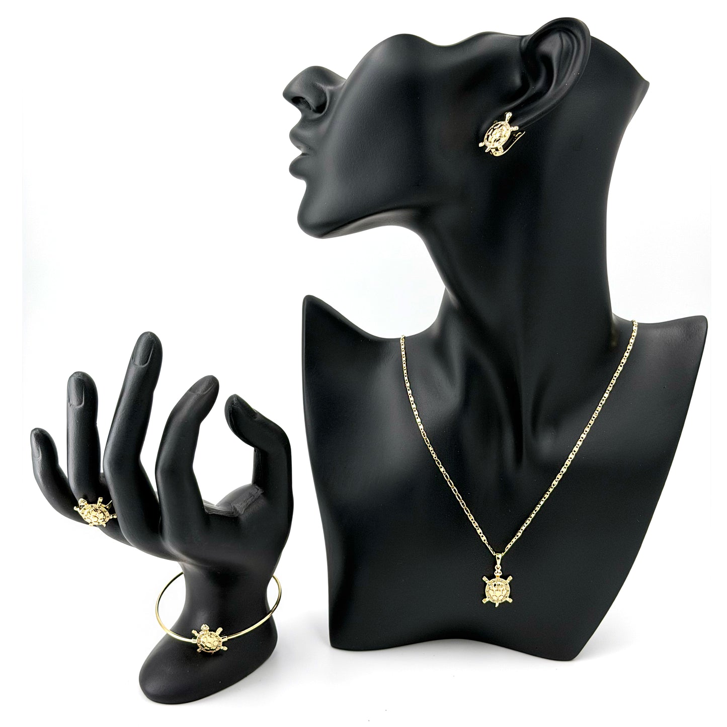 Set de cadena con dije, zarcillos, anillo  y brazalete oro laminado