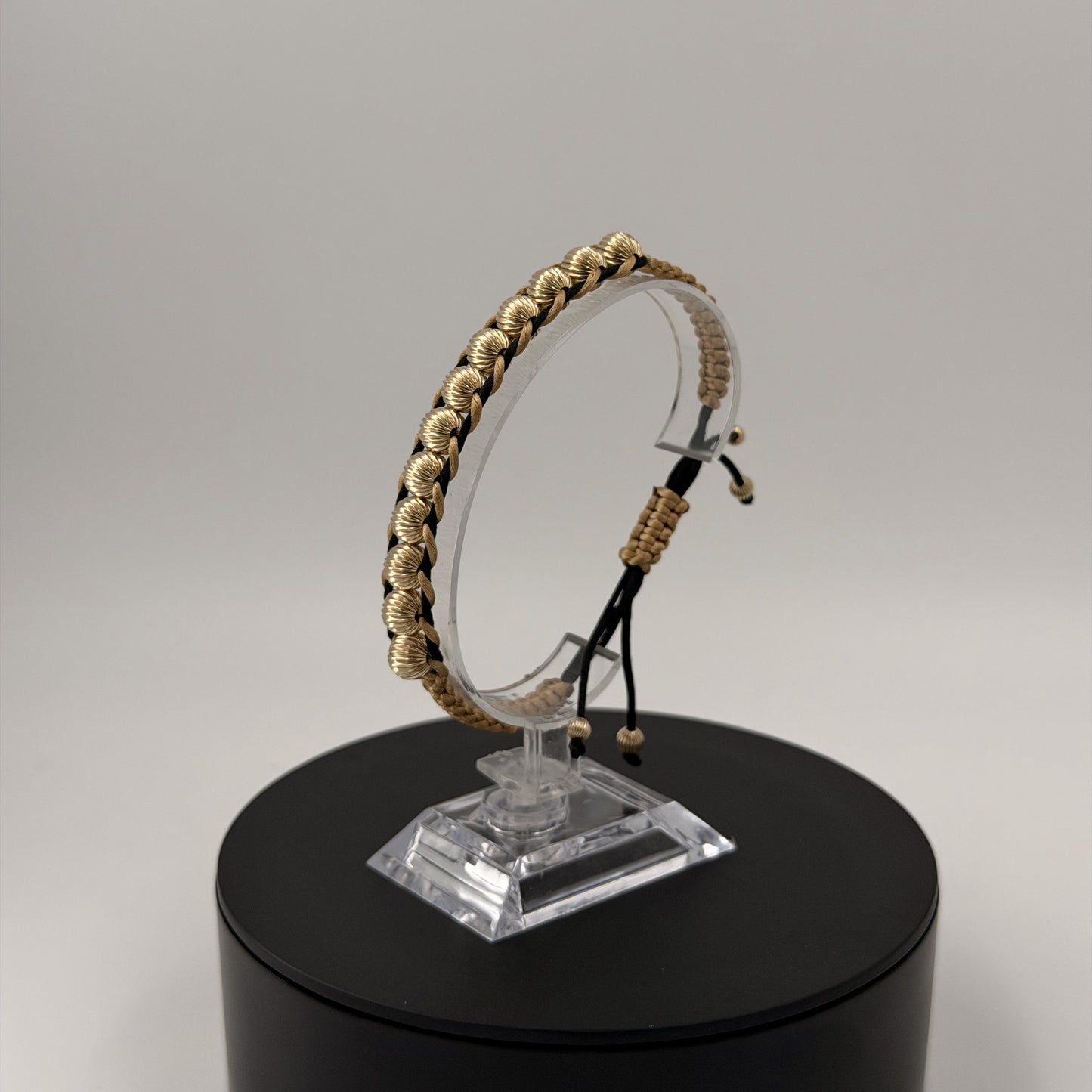 Pulsera Tejida Artesanal  de Oro Laminado. nuestras pulseras son ajustables