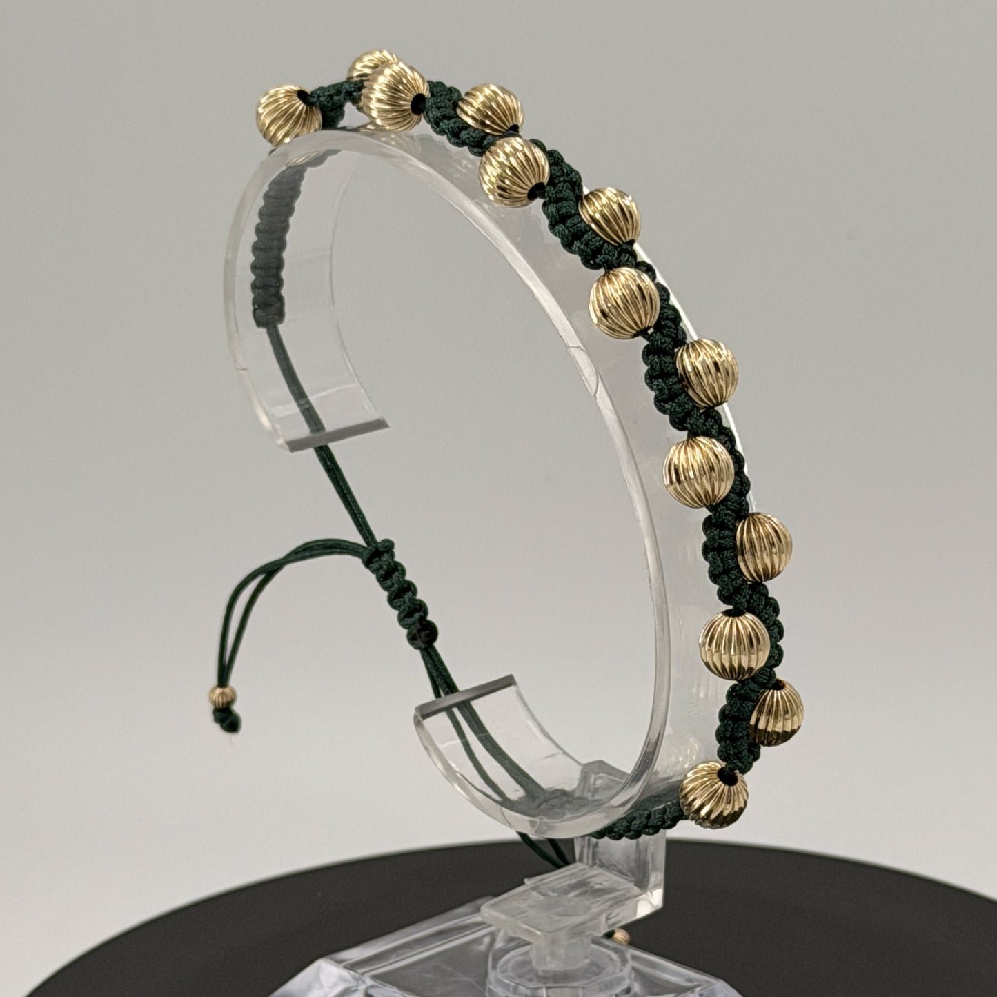 Pulsera Tejida Artesanal Oro Laminado . Nuestras pulseras son Ajustables