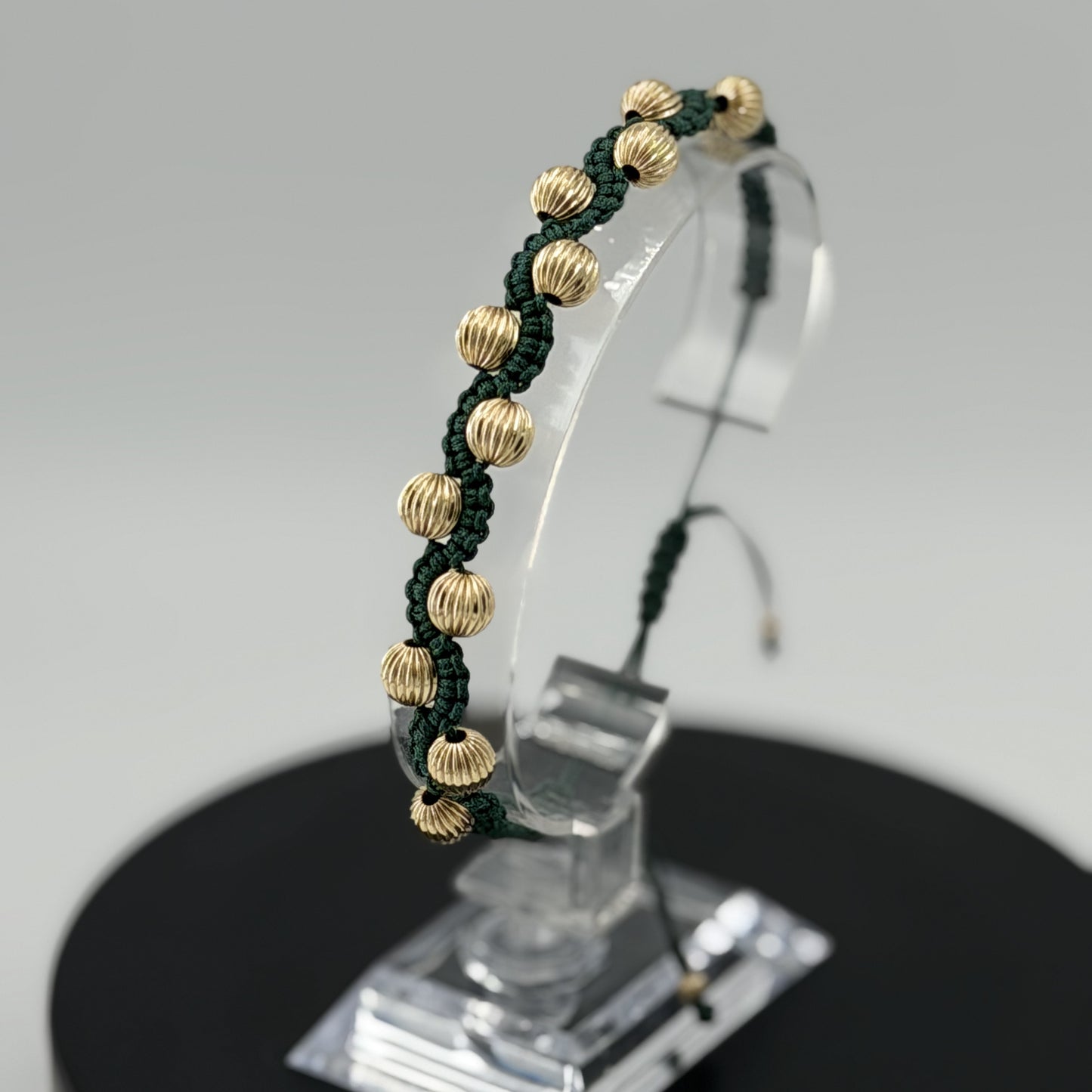 Pulsera Tejida Artesanal Oro Laminado . Nuestras pulseras son Ajustables
