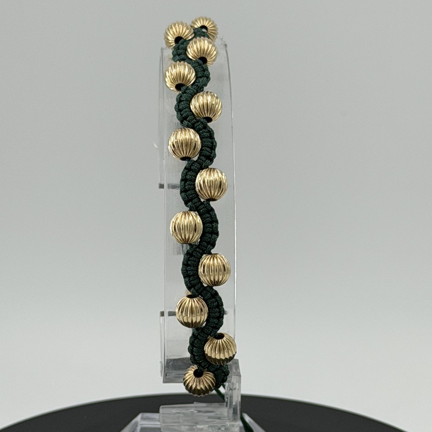 Pulsera Tejida Artesanal Oro Laminado . Nuestras pulseras son Ajustables